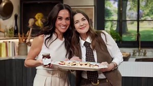 New clip of Meghan's appearance on The Drew Barrymore Show to promote #WithLoveMeghan on March 6th. She talks to Drew Barrymore about the surprise she received from her children and Harry. If you enjoy this video, you can support by sending stars! Every star counts! fb.com/stars #MeghanMarkle #DuchessOfSussex #MeghanMarkleStyle #MeghanMarkleFans #MeghanMarkleFashion #MeghanMarkleUpdates #MeghanMarkleSupporters #MeghanMarkleInspiration #MeghanAndHarry #MeghanAndTheRoyalFamily #MeghanMarkleLove #M