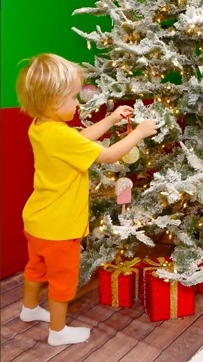 Mamá y Chris decoran el árbol de Navidad