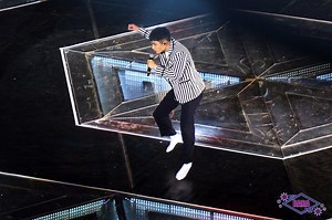 Fans react to D.O's unconventional professionalism during EXO's "Growl" performance