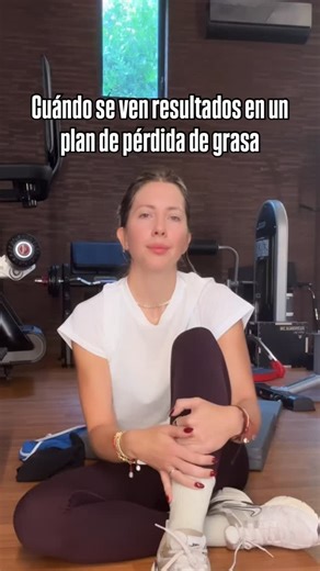 Sascha Barboza | Timeline pérdida de grasa Semana 1-2 • Pierdes peso en agua glucógeno y líquido. • Más hambre y cravings, el cuerpo se adapta. •... | Instagram
