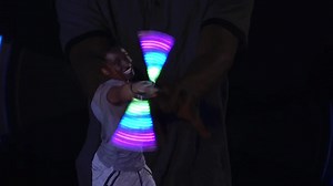 Vision poi - how does one choose between spin9, spin16 and XL? 🤔 . They all have their perfect use cases - it just depends on what you like out of your light poi. Some poi spinners prioritize play and flow, preferring the compact feel and tight handling of the spin9s, while some value maximizing light output with the XLs and using them like clubs or swords. Some spinners love the balance of light output and handling in the spin16s. As you can see from the video, you can pretty much do anything 