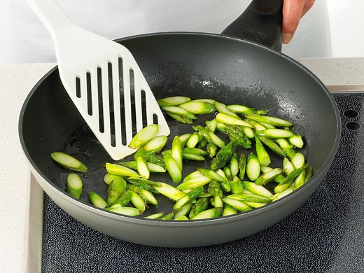 Frühling aus der Pfanne: Grünen Spargel perfekt braten