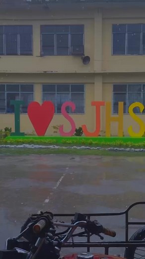 𝙋𝘼𝙂-𝘼𝘼𝙇𝘼𝙂𝘼 𝙎𝘼 𝙈𝙂𝘼 𝙄𝘿𝙋𝙨 𝙎𝘼 𝙎𝙏𝘼. 𝙅𝙐𝙇𝙄𝘼𝙉𝘼 𝙃𝙄𝙂𝙃 𝙎𝘾𝙃𝙊𝙊𝙇, 𝙏𝙄𝙉𝙄𝙔𝘼𝙆 𝙉𝙂 𝙇𝙂𝙐 𝘾𝘼𝙋𝘼𝙎 10 November 2025 | Barangay Sta. Juliana—- Tiniyak ng Lokal na Pamahalaan ng Capas, sa direktiba ni Mayor Roseller "Boots" Rodriguez ang patuloy na pag-aalaga sa mga pamilyang lumikas sa Sta. Juliana High School (SJHS) dahil sa Super Typhoon Uwan. Pinangunahan ng Capas Municipal Social Welfare and Development Office ang pamamahagi ng mga pagkain para sa 16 na pamilya,