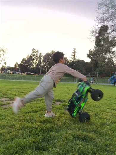 New RC ramp jumps with traxxas maxx!! #rccars #rcjumps #traxxas #prolineracing