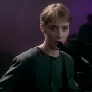 3.8K views · 204 reactions |  Im April vor 37 Jahren: „Solitude Standing“ erscheint! Das Meilenstein-Album mit Hits wie Luka und Tom’s Diner. ✨ Wir feiern das Jubiläum – und freuen uns riesig, bald live in Deutschland spielen zu können! Auf der „Flying With Angels 2025“-Tour gibt es nicht nur Klassiker, sondern auch neue Songs aus dem kommenden gleichnamigen Album.  Mit dabei:  Gerry Leonard (David Bowie)  Stephanie Winters | Suzanne Vega | Facebook