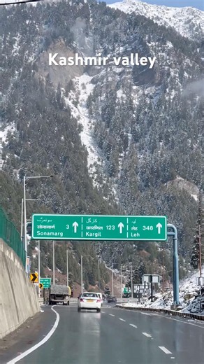 Live snowfall in Kashmir 🔥⛰️❤️#roadtrip #kashmirtour #shorts #sonmargvalley #hindisong