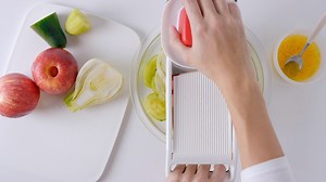 10K views · 160 reactions | Olvídate de los cortes artesanales de frutas y verduras; ahora puedes hacerlo de manera uniforme y segura con la Mandolina Júnior  ✅ Por sólo 30€  hasta el 4 de febrero Consulta el Tuppertips de enero (últimos días) ⬇️  https://www.tupperware.es/productos/ofertas-especiales | Tupperware España | Facebook