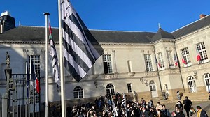 VIDÉO. Le drapeau breton hissé à la mairie de Nantes | Presse Océan