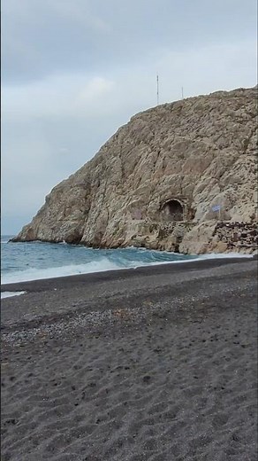 🏝Santorini's black sand beach and dramatic cliff 🏝エーゲ海サントリーニ島の黒砂ビーチと断崖 #travel #walking #beach