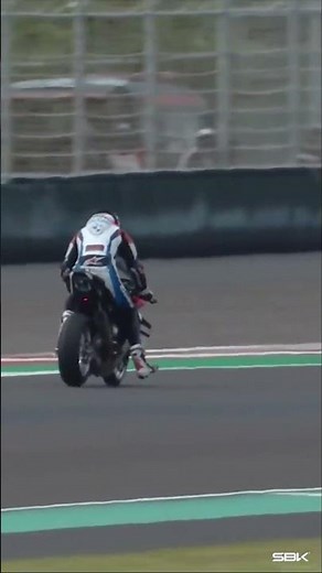 Baz and Lowes touch in Superpole 🤯 | #IDNWorldSBK 🇮🇩