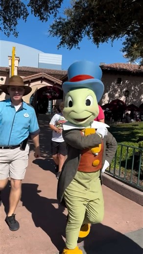 JoAnn Wong 🏰🐭❄️🥀🪞🧜‍♀️🐿️🎭 on Instagram: "Jiminy Cricket made an entrance greeted guests! 🦗🎩💚 Have you seen or met Jiminy at Disney’s Hollywood Studios or other parks? 🤔 Comment down below ⬇️ 11:31 ✨ Video captured on October 24, 2025 📷 #jiminycricket #waltdisneyworld #disneyshollywoodstudios #filmingdisneymagic #videography #october24 #2025 ✨🦗🎩💚"