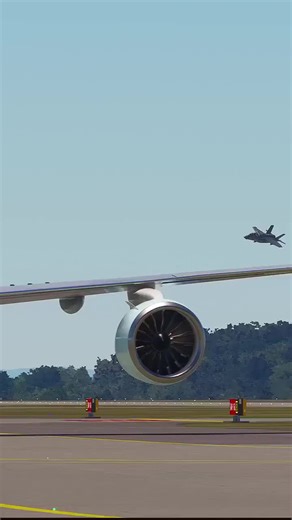 🇺🇸 Incredible but true: the F-35B lands like a helicopter… yet it’s a $100 million stealth fighter jet. Thanks to its VTOL capability, it can take off and land vertically, redefining modern air combat. ✈️🔥