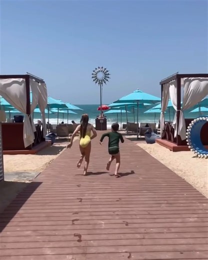 41K views · 146 reactions | Amplasat în cadrul Caesars Palace, situat pe Bluewaters Island, Plaja Cove este locul ideal unde să vă duceți copiii într-o zi la plajă ️ @harlenbodhiwhite #VisitDubai | Visit Dubai | Facebook