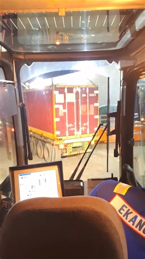 Loading container reefer. Kontainer ini dirancang untuk menjaga suhu, kelembapan, dan sirkulasi udara agar produk tetap segar atau beku selama perjalanan | Ari A