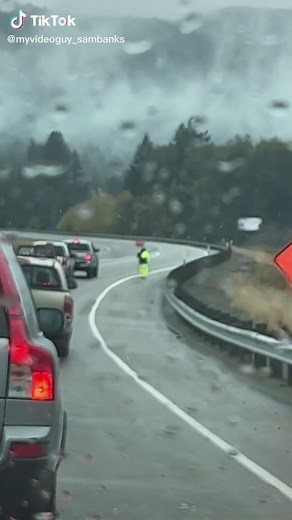 This dude manning bank for standing in the rain… #construction #makemkney #flagger