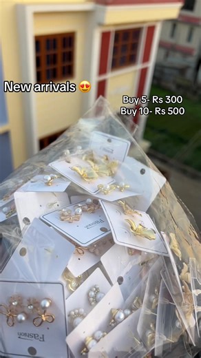 New korean earrings available ❤️🌸 Dm us for more info 😇#foryoupage #goviral #creatorsearchinsights #koreanearrings #business