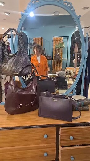 54 reactions | Ogni borsa che trovi in boutique è scelta con cura: solo le linee, i materiali e i dettagli che raccontano l’eleganza autentica. Perché lo stile, quello vero, comincia dalla selezione. 癩 | Canola Pelletteria Accessori | Facebook