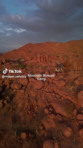Mowani Mountain Camp ⛰️✨ Where the desert meets the mountains and every sunrise feels unreal. Hidden among Namibia’s ancient granite boulders in Damaraland — expect wild views, warm luxury, and the kind of silence you didn’t know you needed. 🌅🦓 #MowaniMountainCamp #Damaraland #NamibiaTravel #LuxuryLodge #DesertEscape