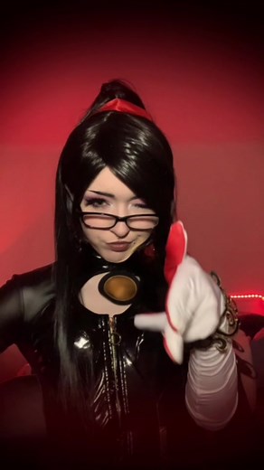 Bayonetta Cosplay: Busy Queen Dance and Costumes