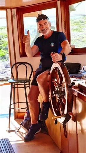 Même si les années passent, mon cœur reste jeune, car l’âge véritable se trouve dans notre âme 🌟. Chaque étape de la vie nous offre des expériences uniques et précieuses, qui nous façonnent et nous renforcent avec sagesse et amour. Le temps n’est qu’un témoin de notre évolution, mais il ne définit jamais notre essence ✨. Vieillir n'est pas une malédiction, c'est un privilège rare et magnifique que beaucoup ne connaissent pas. Chaque instant qui s'ajoute à notre existence est une opportunité de 