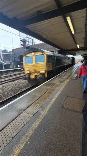 freightliner class 66 speeds through Tamworth #train #trainspotting #trainspotter #railway