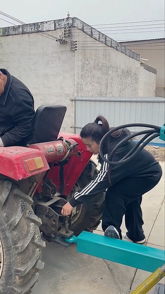 Very fast powerful and good helper for agriculture.manure spreader machine agriculture #farming