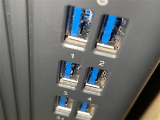 这神仙电脑的USB设计，连小姐姐都赞不绝口，终于不用猫桌子底下了！