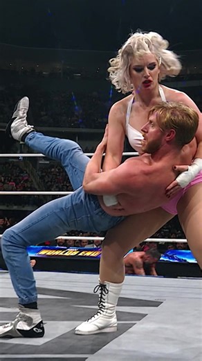 On adore ce qui se passe entre Toni Storm et Orange Cassidy ! AEW Worlds End, c'est en ce moment même sur Warner TV Next ! 🎙️ @norbertfeuillan - Alain Mistrangélo | #AEWFrance #AEWWorldsEnd