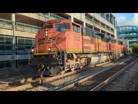 BNSF intermodal freight train passes by Alaskan Way in Seattle, WA (Missing middle) (2024-11-28)