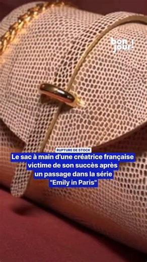 Bonjour ! La Matinale TF1 on Instagram: "Rupture de stock pour ce sac fabriqué en Isère après un passage dans la série "Emily in Paris" Ce sac fabriqué à la main en Isère par une créatrice française a été victime de son succès et est même convoité à l'étranger après une apparition dans un épisode de la saison 5 de la série "Emily in Paris"."
