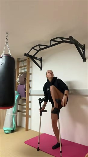 Kreative Bewegung mit Krücken im Sport