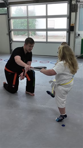 Wie stark ist es, wenn Kindergartenkinder plötzlich treten wie mutige Pandas – und dabei immer sicher und fokussiert bleiben? 🐼✨ In diesem Video übt Lehrer Kevin mit den Kindern die Pandatechnik – also den geraden Frontkick nach vorne – und hält dabei eine weiche Pratze, damit die Kids ihre Kraft dosiert, kontrolliert und spielerisch ausprobieren können. 🦶🐾 So erleben sie Kampfsport als Bewegung, Spaß und sicheren Rahmen für ihre Entwicklung.​ #kindertraining #kampfsport #selbstbewusstseinstä