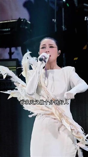 杨千嬅香港红馆2025演唱会《少女的祈祷》，每次唱起这首港乐经典，眼里还是闪着光🙏🏻 #杨千嬅香港演唱会 #少女的祈祷 #真实生活分享计划 #音乐种草计划 #港乐经典重燃企划