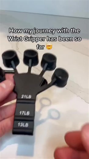 Wrist Gripper, get them swole veins LINK IN DESCRIPTION #titkokmademebuyit #equipment #training #jrtrainingequipment #training