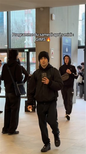 Premier show de la journée c’est parti la team ! 🙌 @gims | Paris La Défense Arena