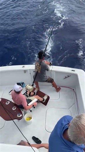 HUGE PARLIN vs FISHERMEN-EPIC FIGHTING #epicgames #huge #hugemarlin -#marlin7 #catching #monster