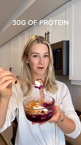 2 MINUTE BLUEBERRY CRUMBLE w/ 30g PROTEIN! 🫐🥧 The perfect quick, sweet, cozy breakfast or snack that’s still light & healthy 😍 So easy and SO good 🙌 Recipe 👇 | Claire Hodgins