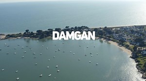 A pied 🎒, en roller ou sur l'eau 🌊... A Damgan on cultive la mobilité douce ! 💦😉 La grande plage de Damgan s'étire sur plus de 3 km, nul doute que vous trouverez une place pour votre serviette ! 🏖 #DepaysezVousEnBretagne #VisitBretagne #CetEtéJeVisiteLaFrance | Sensation Bretagne