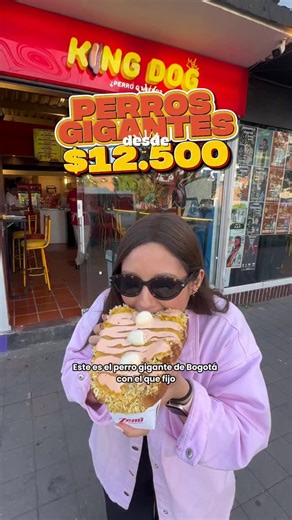 Alejandra Bogotá | Descuentos l Buenos Precios on Instagram: "🔴DOMICILIOS A TODO BOGOTÁ 🌭 Ahorradores, en King Dog encuentran perros calientes monstruosos. El más “pequeño” es de una salchicha y cuesta $12.500. El más grande lleva 4 y seguro hasta lo pueden compartir 😲 Mostrando este video les van a dar 10% de dto en todos los combos hasta el 30 de septiembre🥤🍺 Pedidos: +57 317 013 03 60 @kinngdog 📍Calle 8S # 71d 20 (Frente a la entrada principal de Plaza de las Américas) #bogota #restaura