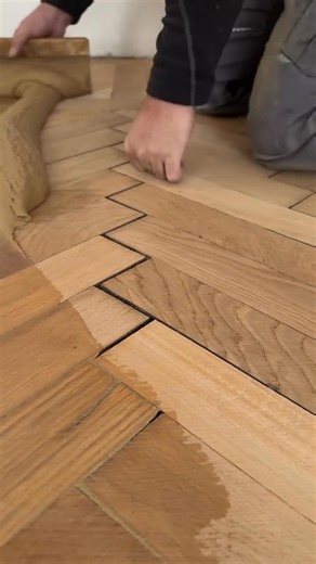 El parquet antiguo de lamas en edificios históricos vieneses es más que un simple suelo: es historia bajo sus pies. Después de décadas, la madera se expande y contrae, se seca y se desplaza, y de repente aparecen huecos visibles. via parkett.at - World's Finest Parquet Cultura Inquieta #culturainquieta | Cultura Inquieta