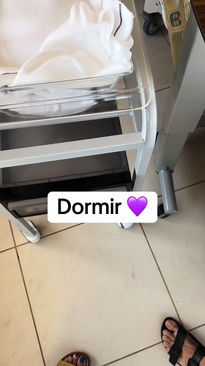 La posición más segura para que un bebé duerma es boca arriba, ya que ayuda a evitar el síndrome de muerte súbita del lactante (SMSL). Esta recomendación aplica para todos los bebés, cuando están más activos y alguien los vigila es bueno que puedan estar en posición boca abajo o de costado ya que es fundamental para su neurodesarrollo! Advertencia: Los consejos que se publican en esta cuenta no pretenden sustituir de forma alguna una consulta médica ni un tratamiento prescrito por un especialist