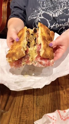 La Favolosa 🇮🇹 #foodieshorts #italianfood #sandwich