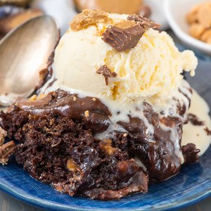 Tag a BROWNIE lover 'cuz this will drive them insane: SLOW COOKER Peanut Butter Brownie Pudding! It's a peanut butter version of one of my most popular recipes! https://www.crazyforcrust.com/slow-cooker-peanut-butter-brownie-pudding/ | CrazyforCrust