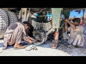 Pakistani Truck Due to Overload Truck break failure Emergency Repair Rear Axle Broken on the Road