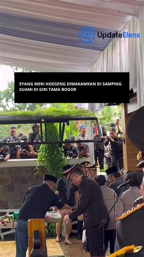 Prosesi pemakaman Meriyati Roeslani Hoegeng atau yang akrab disapa Eyang Meri berlangsung khidmat di TPU Giritama, Tajurhalang, Bogor, Jawa Barat, Rabu (4/2/2026). Almarhumah dimakamkan di samping pusara sang suami, Kapolri ke-5 Republik Indonesia Hoegeng Iman Santoso. Prosesi pemakaman diiringi tembakan salvo sebagai bentuk penghormatan terakhir dari institusi Polri. Pemakaman tersebut turut dihadiri Kapolri serta sejumlah pejabat dan tokoh nasional. Eyang Meri wafat dalam usia 100 tahun dan di