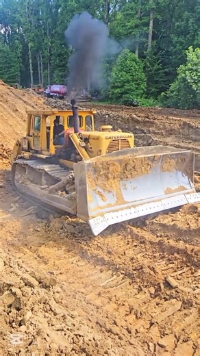 Heavy CAT D9G Working on Tough'['✓]'Terrain DozerPak Shorts