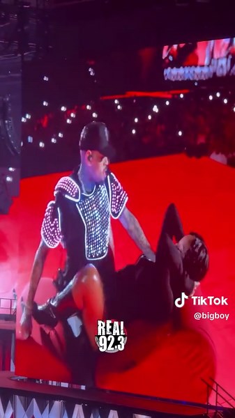 #ChrisBrown’s “Take You Down” moment at @ #sofistadium night 2! 🔥 😆 📸 @AniCaribbean
