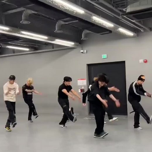 Stray Kids Playing Roblox: Felix vs. Changbin Sinuca Challenge