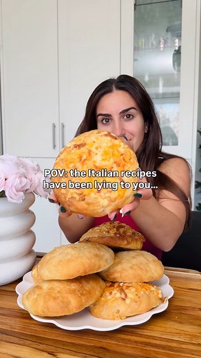 Focaccia really is this easy! No one believes me when I say you can bake the crispiest focaccia rolls with just 5 ingredients and 2 hours but it’s true. But remember… a focaccia is only as good as the olive oil used to make it and my absolute go-to is @terradelyssa for their unbeatable smooth taste and quality #ad Comment ‘crispy rolls’ and I’ll send the full recipe my favourite Terra Delyssa squeeze bottle your way! Follow @minoomakesstuff for SO much more - - - - - #terradelyssa #focaccia #bre