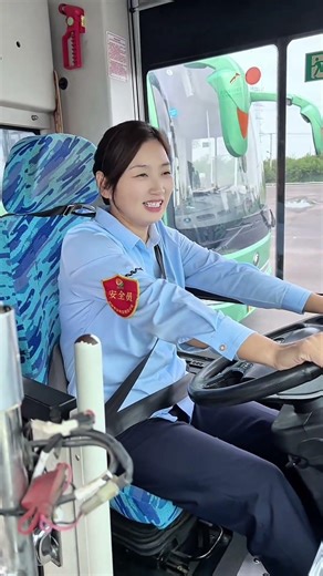 生活不是选择而是热爱，把平凡过成诗#公交#公交人 #开公交的女司机 #automobile #edit #busdriver #shorts #travel